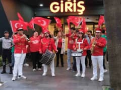 Anpa Gross mağazasında 29 Ekim Cumhuriyet Bayramı için Türk bayraklarıyla süslenmiş alan ve