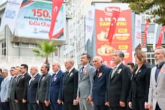 Denizli Belediye Teşkilatı 150. yıl dönümü töreninde Delikliçınar Meydanı’nda toplanan kalabalık
