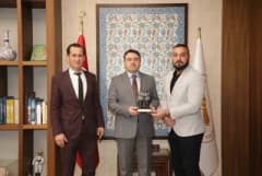 Kütahya Valisi Musa Işın Pazarlar Spor Lisesi Spor Kulübü yetkilileriyle görüşüyor