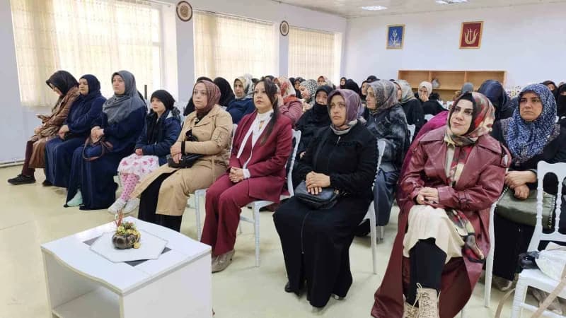 Muş’ta kadınlara yönelik bağımlılıkla mücadele eğitimi sırasında bilgilendirme yapılıyor