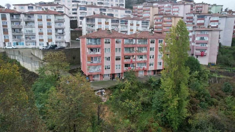 Zonguldak Kale Sitesi'nde zemin kayması nedeniyle oluşan çatlaklar ve çökmeler